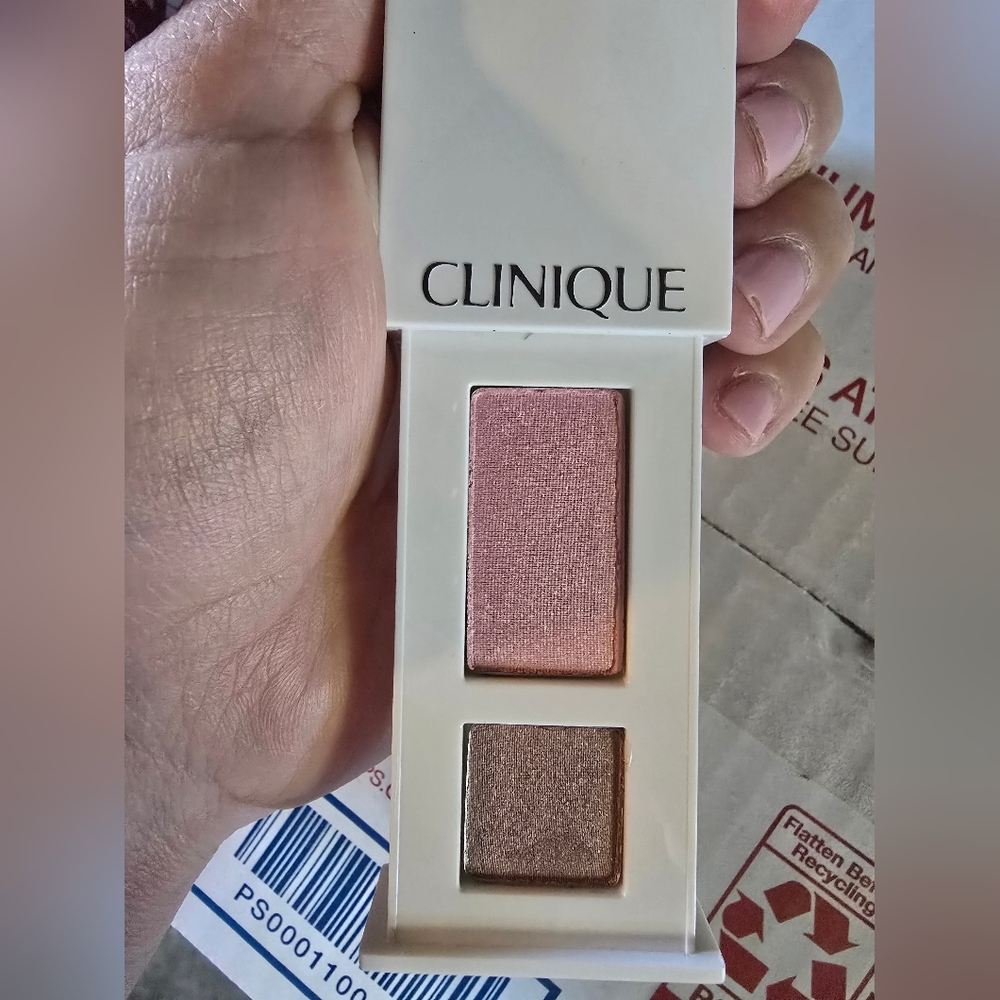 Clinique All About Shadow Duo Eyeshadow, 0.05 oz In Strawberry Fudge #14 - Picture 6 of 9